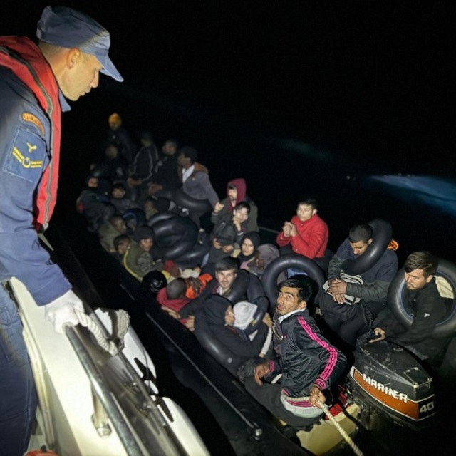 İzmir açıklarında 160 göçmen yakalandı