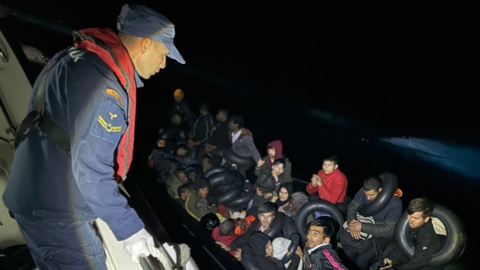 İzmir açıklarında 160 göçmen yakalandı