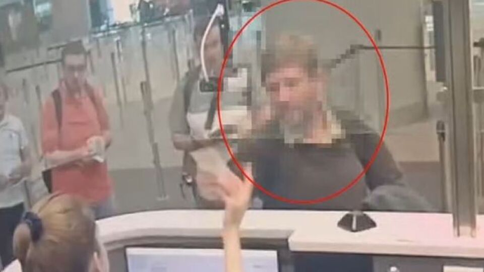 ABD'li profesör akrepleri bırakıp ülkesine uçtu!