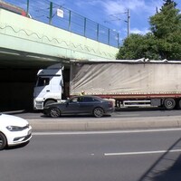 Sabıkalı üst geçitte yine kaza