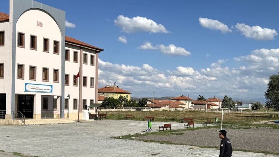 Okul bahçesinde öğretmene sopalı dayak!