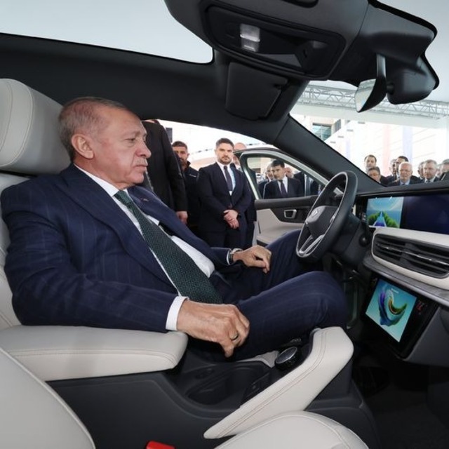 Erdoğan, Togg'un yeni modelini inceledi