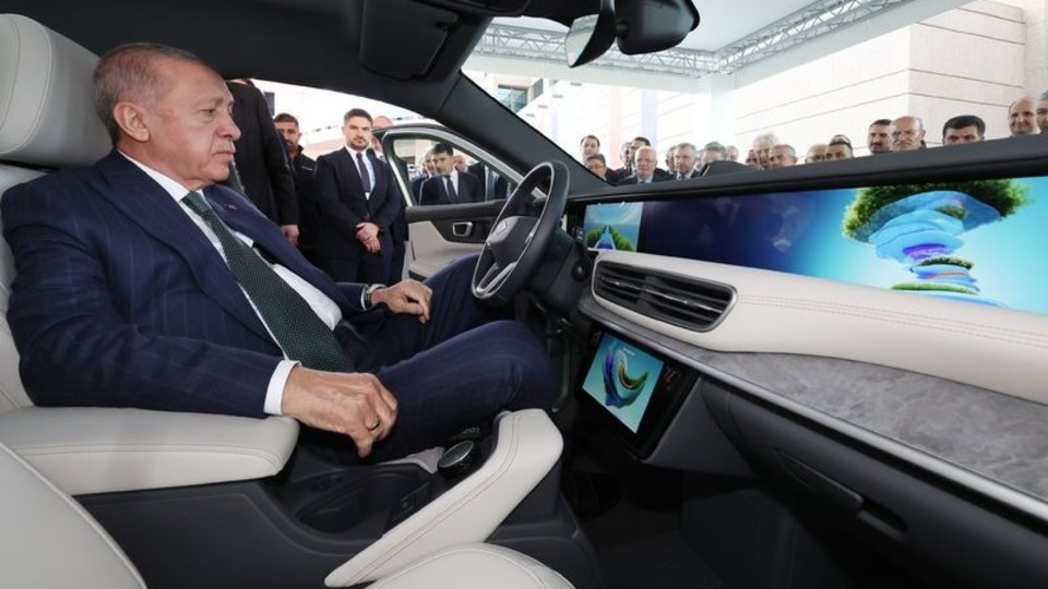 Erdoğan, Togg'un yeni modelini inceledi