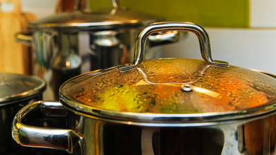  Sıcak yemeklere bunu sakın yapmayın!