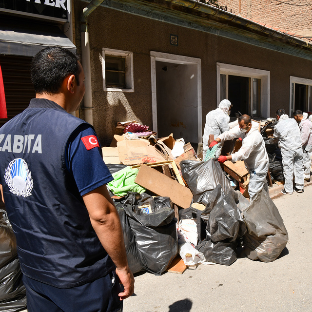 Eskişehir'de bir evden 5 ton çöp çıkarıldı