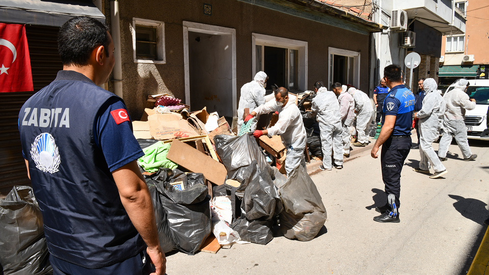Eskişehir'de bir evden 5 ton çöp çıkarıldı