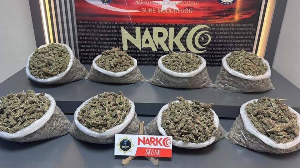 Polisten kaçarken attığı torbalardan skunk çıktı