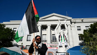 Filistin destekçilerinin taleplerini onaylayan rektör üniversiteden uzaklaştırıldı