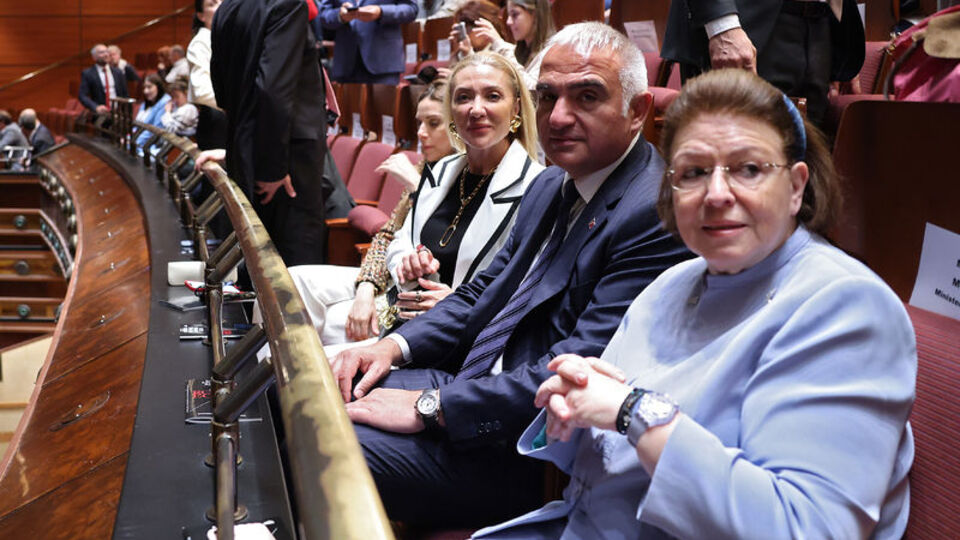 Bakan Ersoy, Atina'da "Romeo ve Juliet" oyununu izledi