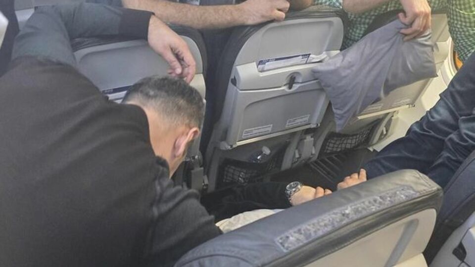 Uçakta yolcunun kalbi durdu! Cankurtaran vekil!