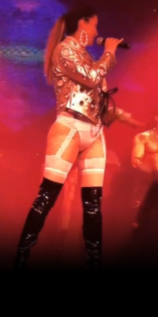  Sahneye jartiyerle çıktı