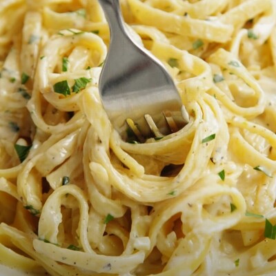  Sarımsaklı parmesanlı makarna tarifi!