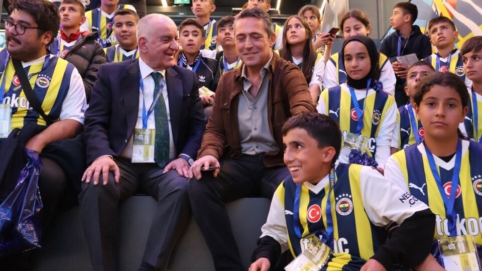 Depremzede çocuklara Ali Koç'tan sürpriz