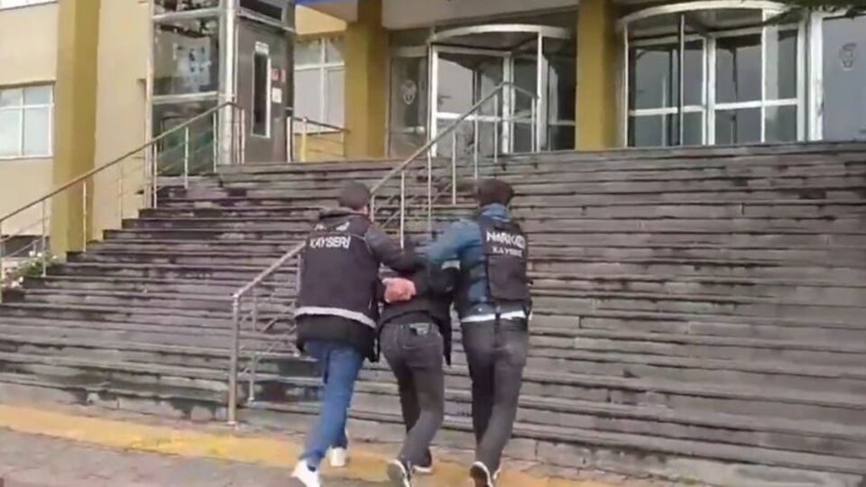 Hükümlü kişi bazada yakalandı