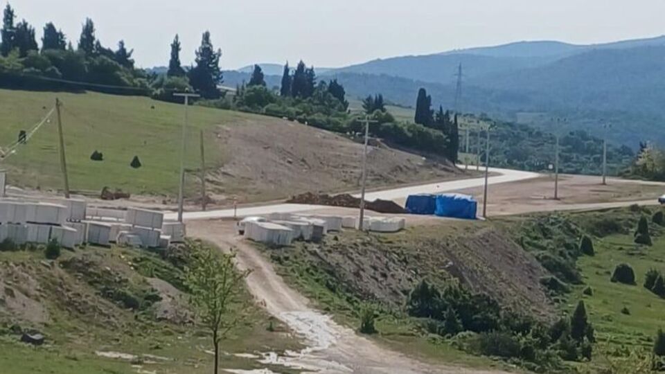 Müteahhit yolu kapattı! Sürücüler eve gidemedi