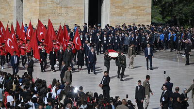 Bakan Bak ve gençler Anıtkabir'de