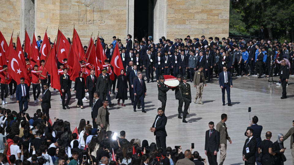 Bakan Bak ve gençler Anıtkabir'de