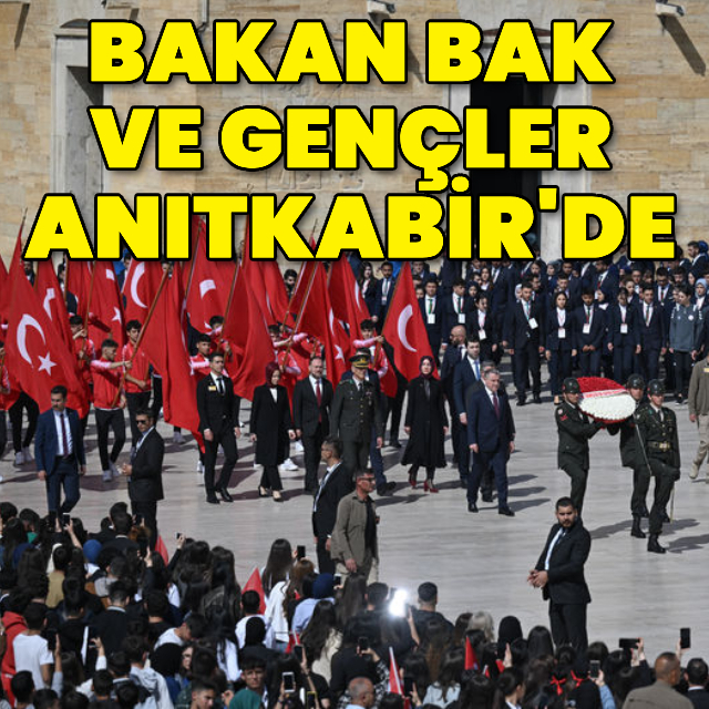 Bakan Bak ve gençler Anıtkabir'de