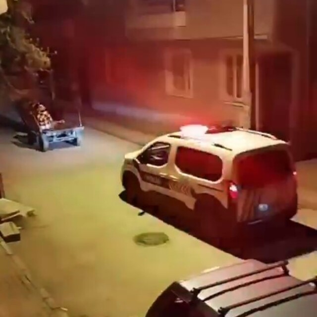 At arabasıyla polisten kaçtılar