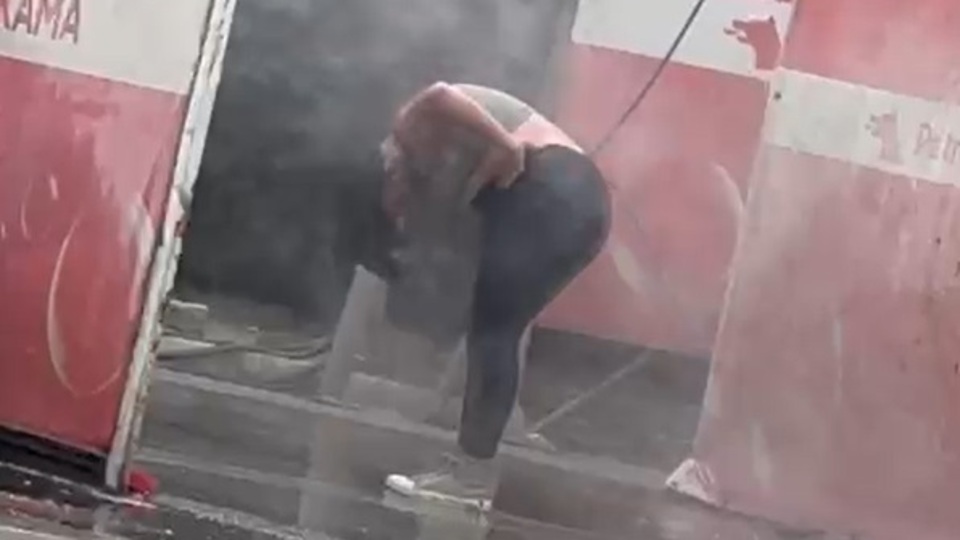 Kendisini tazyikli suyla yıkattı