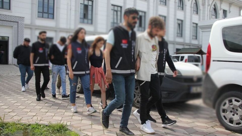 Genç kız boynunda iple ölü bulunmuştu