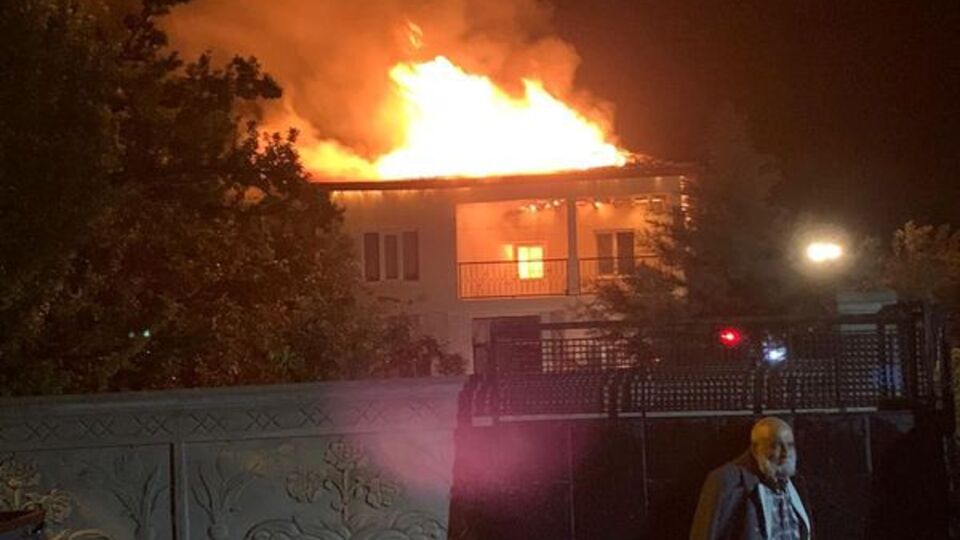 Yıldırım düşen evde yangın çıktı