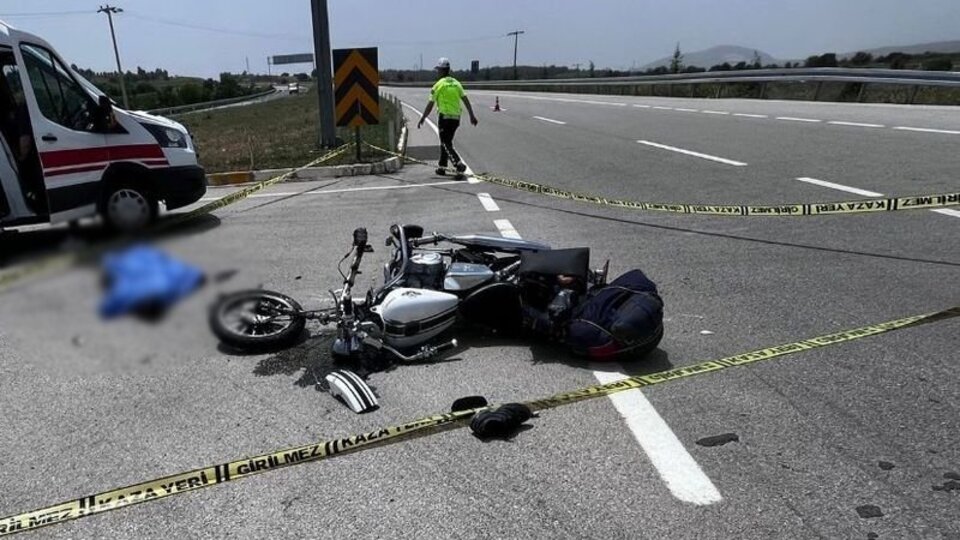 Motosiklet devrildi, sürücü öldü