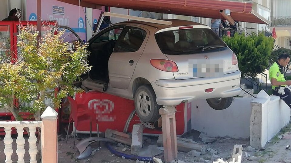 Kontrolden çıktı, dondurma dolabının üzerine çıktı!