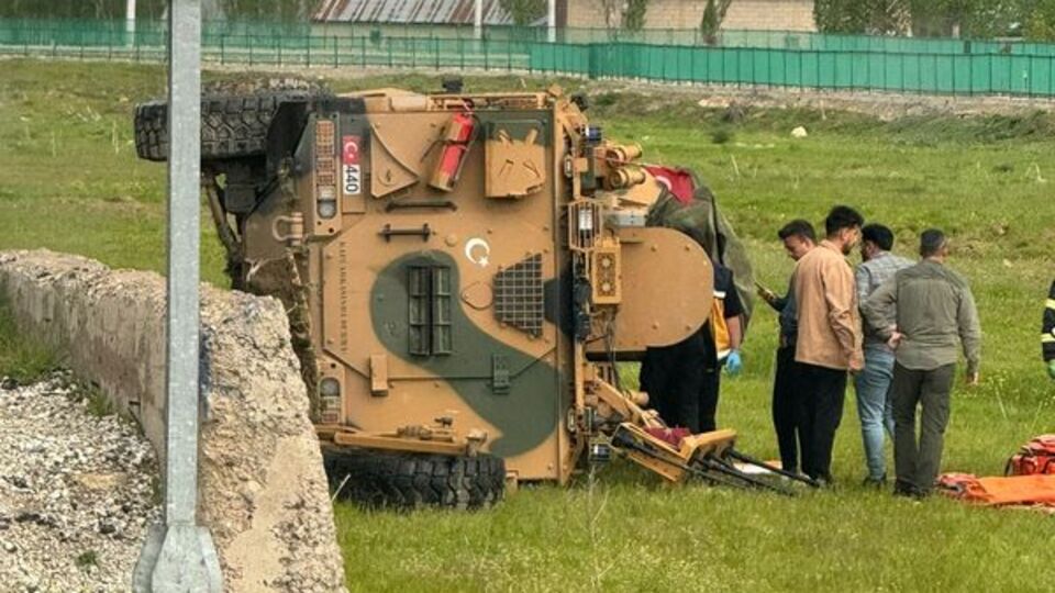 Askeri araç şarampole yuvarlandı: 2 yaralı