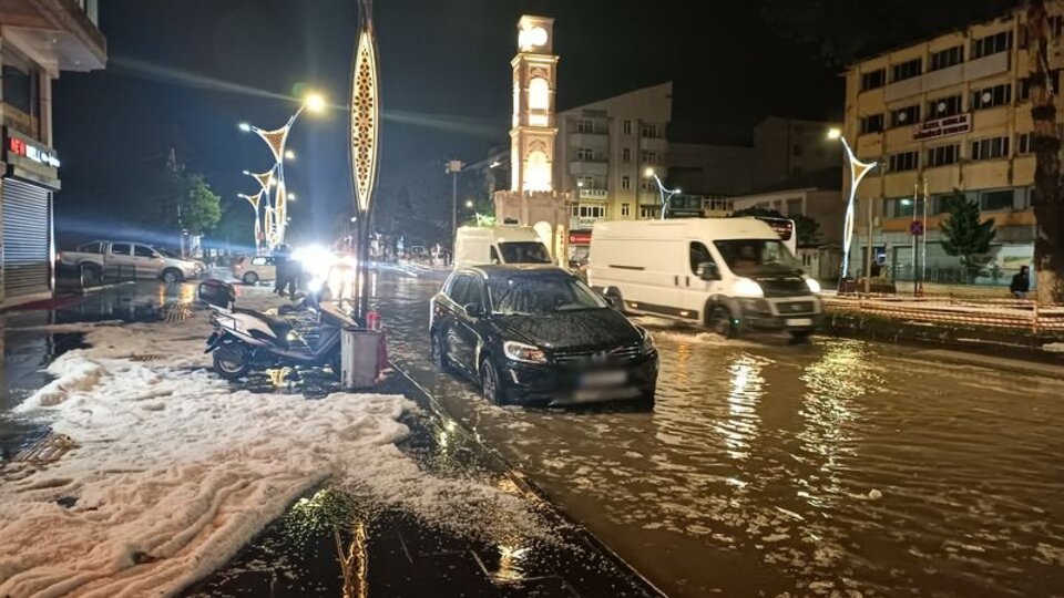 Tatvan'da sağanak ve dolu etkili oldu