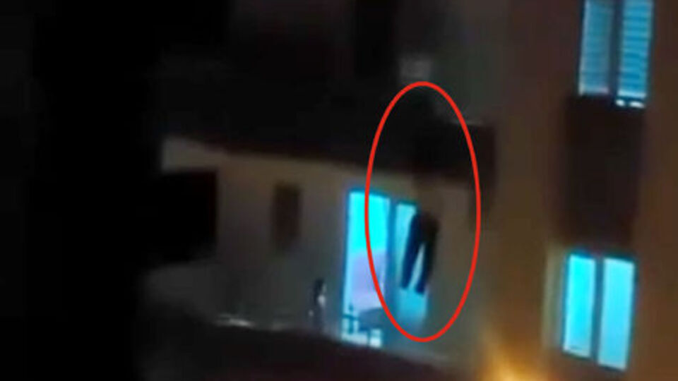 Balkondan inerken minibüsün üzerine düştü!