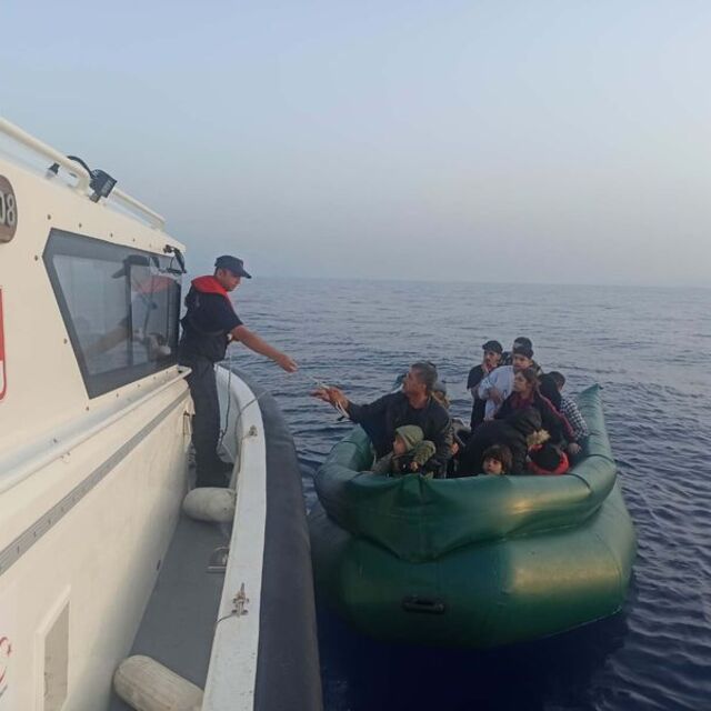 İzmir açıklarında kaçak göçmenlerden 44'ü kurtarıldı, 23'ü yakalandı