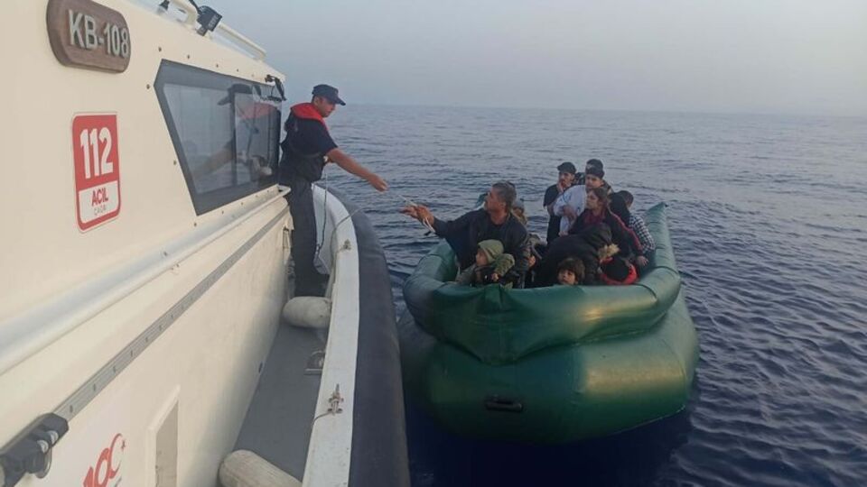 İzmir açıklarında kaçak göçmenlerden 44'ü kurtarıldı, 23'ü yakalandı