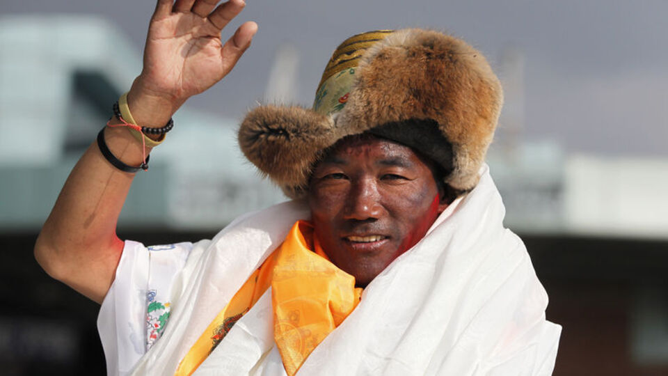 30. kez Everest'in zirvesine tırmandı