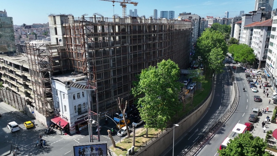 Taksim'in göbeğinde bitmeyen inşaat