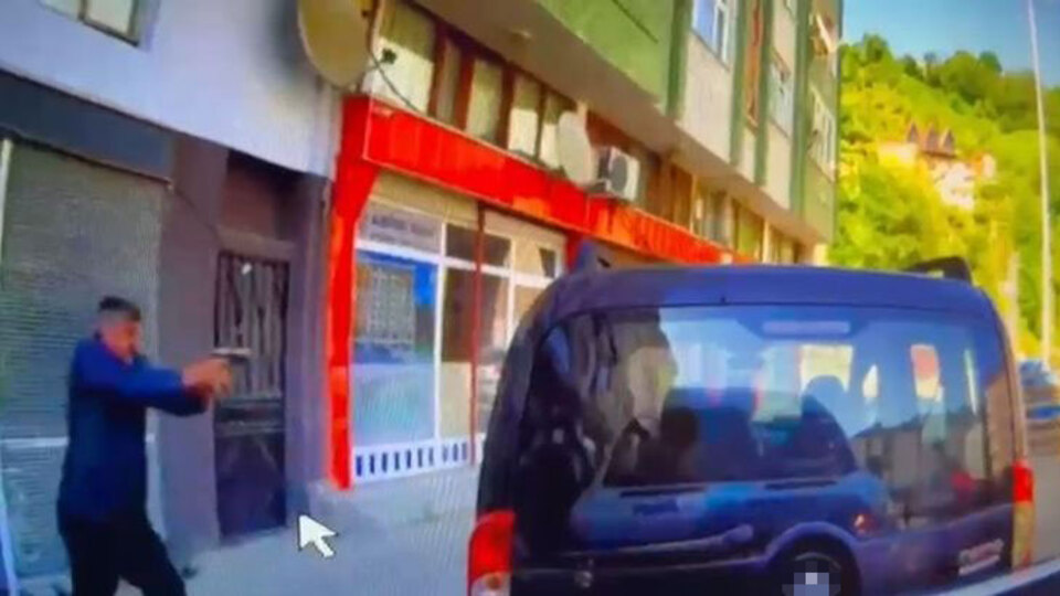 Yol vermeme kavgası! Silahlar çekildi! Kanlı düello kamerada!