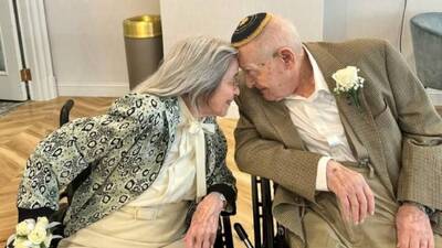 100 yaşında evlenen çift, 'Guinness'e başvurdu