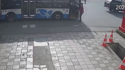 Otobüsle kafa kafaya çarpıştı!