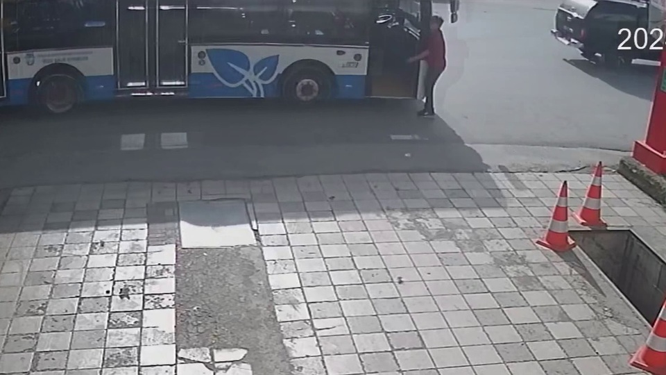 Otobüsle kafa kafaya çarpıştı!