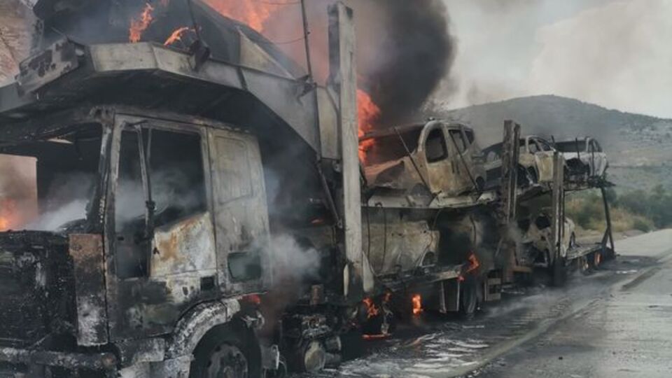 TIR'da yangın: 7 sıfır araç küle döndü