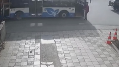 Yaya ile otobüs çarpıştı