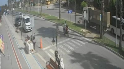 Minibüs yol verdi kamyon çarptı!