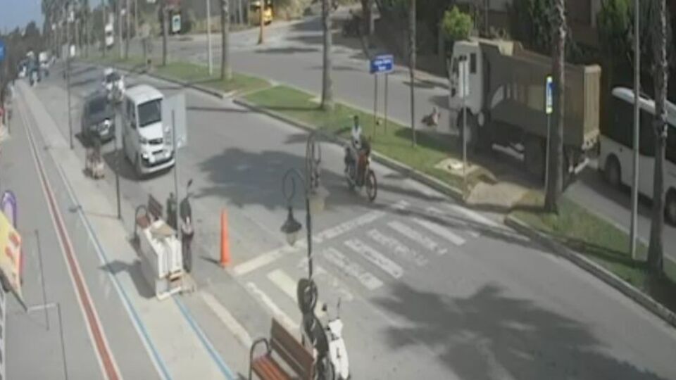 Minibüs yol verdi kamyon çarptı!