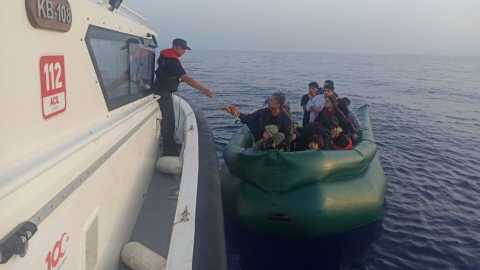 Türk kara sularına itilen 40 kaçak göçmen kurtarıldı