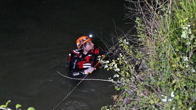 Otomobil dereye uçtu: 1'i çocuk 2 kişi kayıp!