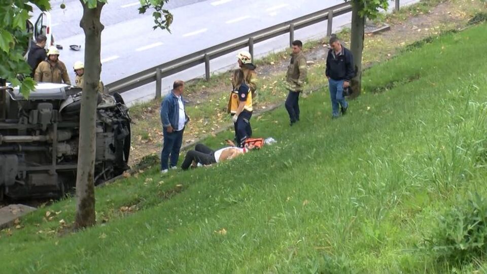 İstanbul'da kamyonet işçi servisine çarptı! Yaralılar var!