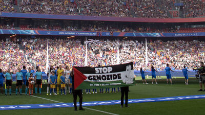 Finalde "Soykırımı durdurun" pankartı