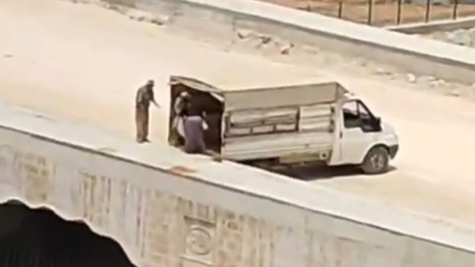 Kamyonetteki hayvan pisliğini dereye boşalttı