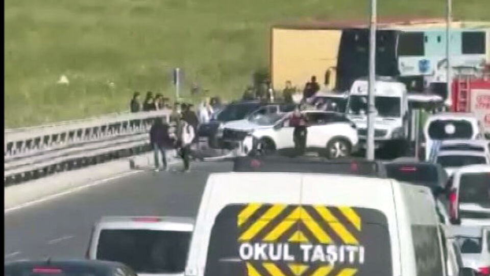 Otomobil bariyerlere çarptı: 2 ölü 2 yaralı