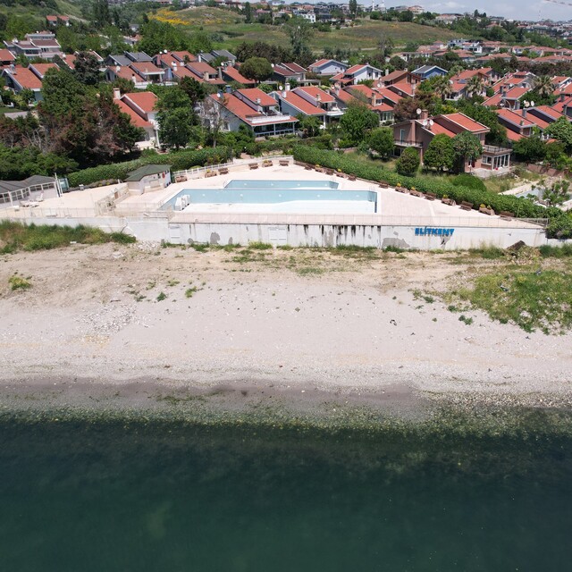 Beylikdüzü'nde sahili işgal eden siteye tepki